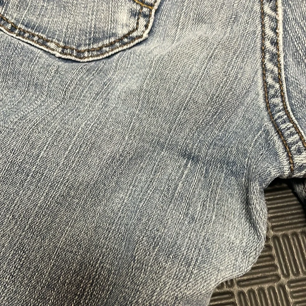 DKNY light wash denim blue jeans shorts size 8 p with cuffed bottoms